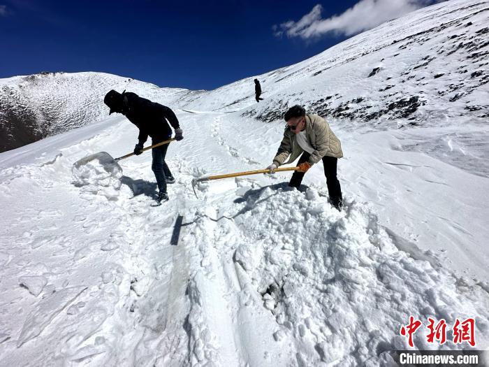 圖為生態(tài)管護(hù)人員在巡護(hù)道路上清雪。　丁巴達(dá)杰 攝