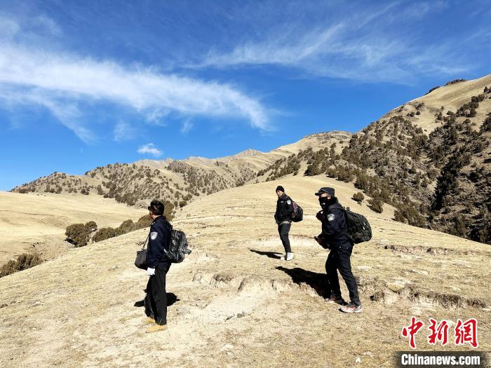 圖為生態(tài)管護(hù)人員開展巡護(hù)?！《“瓦_(dá)杰 攝