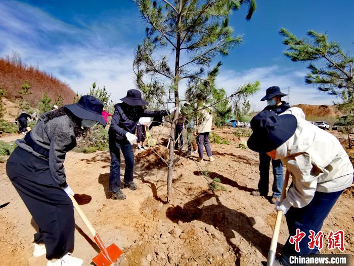 圖為西寧市城東區(qū)干部職工參加義務(wù)植樹(shù)?！?zhí)砀?攝