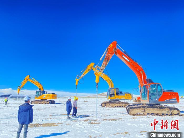 圖為雪中施工。資料圖 姜佳保供圖