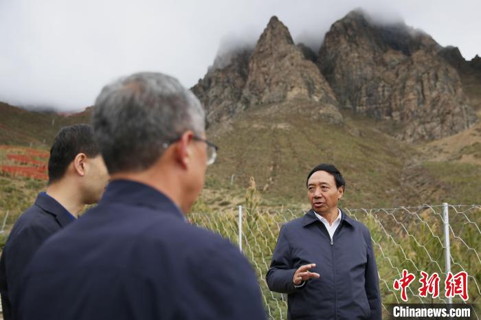 圖為西藏自治區(qū)人大常委會副主任、拉薩南北山綠化指揮部副總指揮江白(右)。　貢確 攝