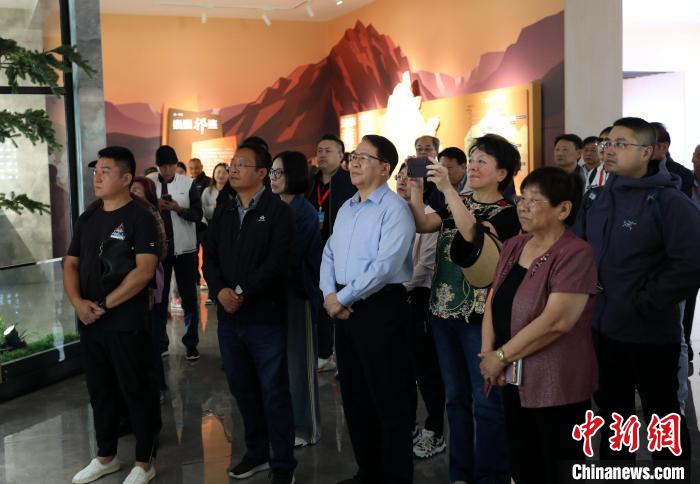 圖為臺商參訪祁連山國家公園生態(tài)科普館?！⊙Φ?攝
