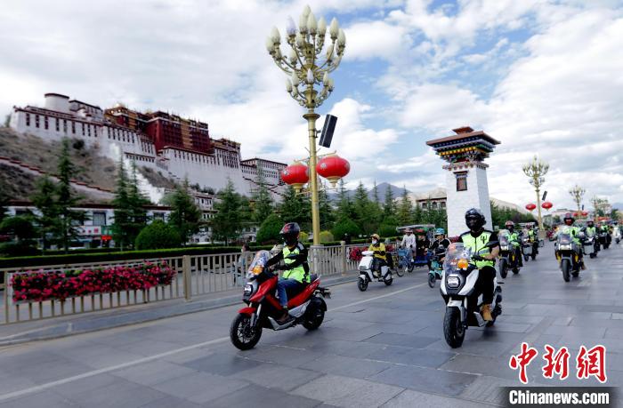 圖為2023年極地G219集結(jié)賽暨金卡納場(chǎng)地賽選手途經(jīng)拉薩布達(dá)拉宮?！∮文恋厍蚬﹫D