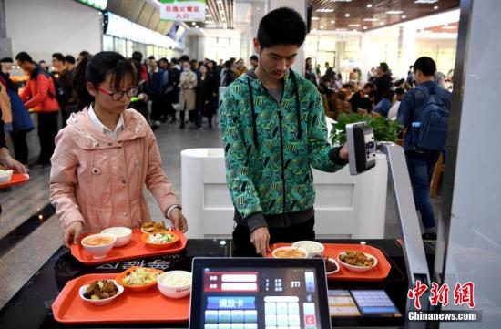 資料圖：某高校食堂學(xué)生在打飯。中新社記者 韓蘇原 攝