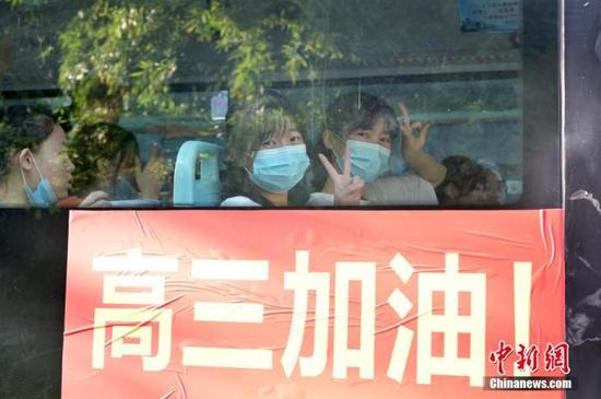 資料圖：2020年7月，廣西南寧沛鴻民族中學內(nèi)，高三學生乘坐高考專車前往考點。 中新社記者 俞靖 攝