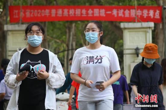 資料圖：2020年7月6日，江蘇南京一處考點，高考考生看完考場后走出考點。 中新社記者 泱波 攝