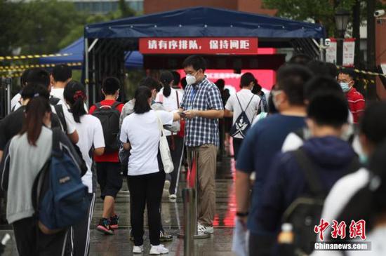 資料圖：2020年7月，上?？忌饺敫呖伎紙?。張亨偉 攝