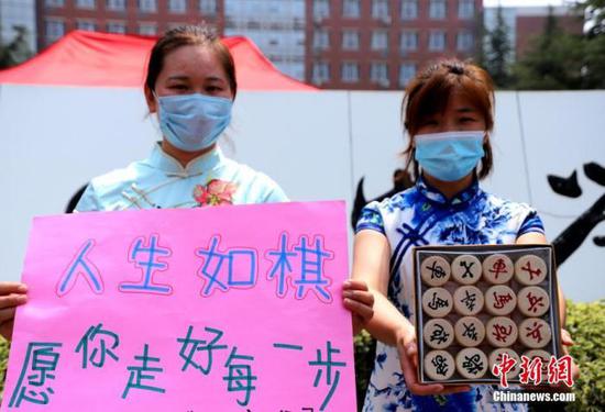 資料圖：2020年7月河南鄭州一高考考點，考生家長送考 中新社記者 王中舉 攝