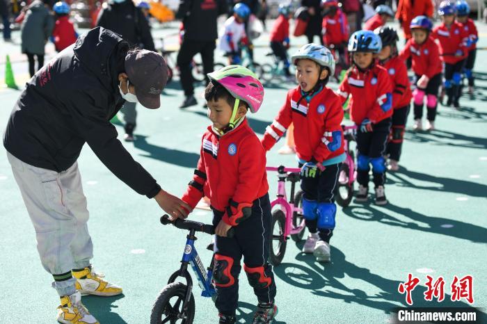 圖為拉薩市實(shí)驗(yàn)幼兒園孩子們?cè)诮叹毜闹笇?dǎo)下練習(xí)滑步車(chē)。　何蓬磊 攝