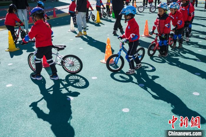 圖為拉薩市實(shí)驗(yàn)幼兒園孩子們正在練習(xí)滑步車(chē)?！『闻罾?攝