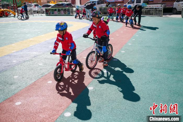 圖為拉薩市實(shí)驗(yàn)幼兒園孩子們正在練習(xí)滑步車(chē)。　何蓬磊 攝