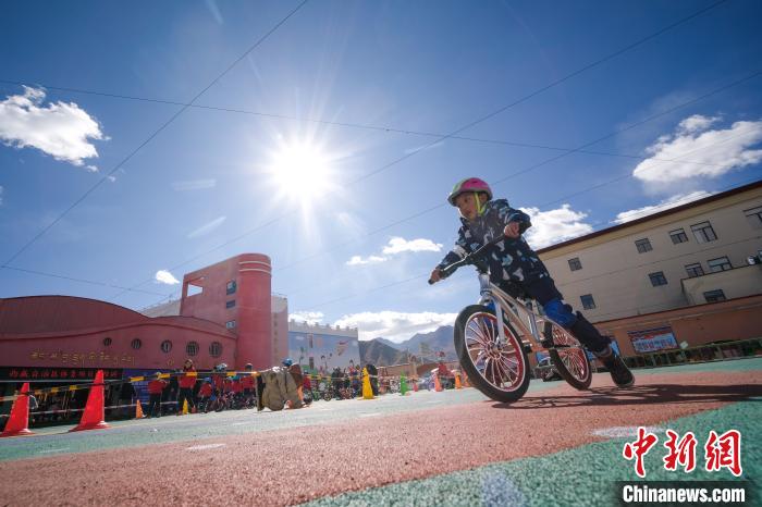 圖為拉薩市實(shí)驗(yàn)幼兒園孩子們正在練習(xí)滑步車(chē)。　何蓬磊 攝