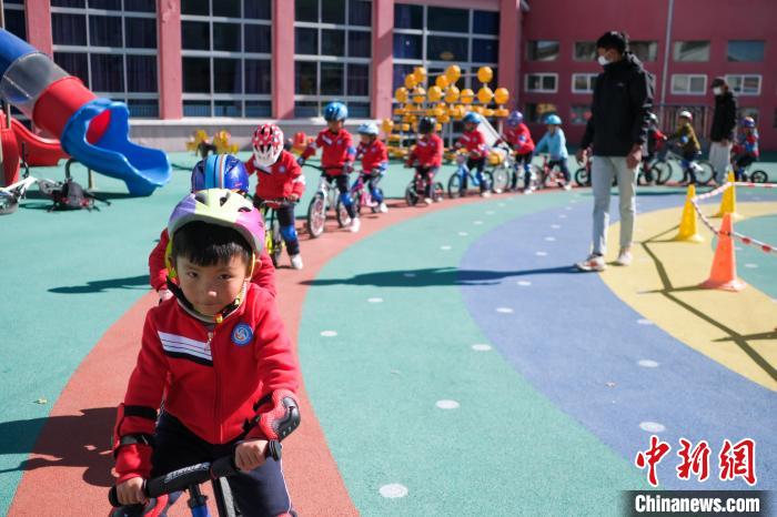 圖為拉薩市實(shí)驗(yàn)幼兒園孩子們?cè)诮叹毜闹笇?dǎo)下練習(xí)滑步車(chē)。　何蓬磊 攝