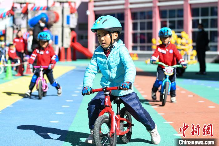 圖為拉薩市實(shí)驗(yàn)幼兒園孩子們正在練習(xí)滑步車(chē)?！『闻罾?攝