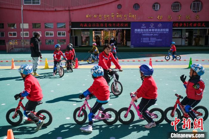 圖為拉薩市實(shí)驗(yàn)幼兒園孩子們正在練習(xí)滑步車(chē)?！『闻罾?攝