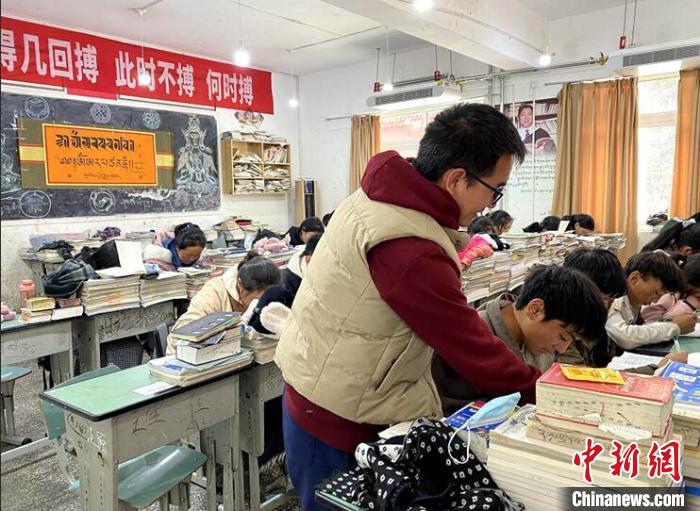 學(xué)生在免費(fèi)輔導(dǎo)班上課。　尼瑪初 攝