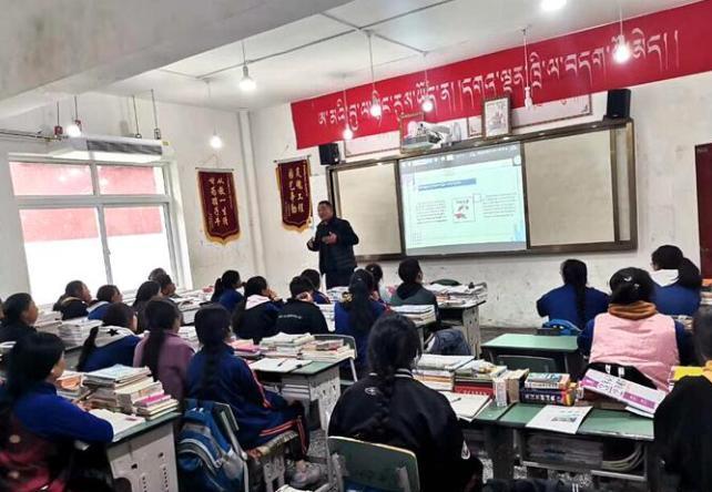學生在免費輔導班上課?！∧岈敵?攝