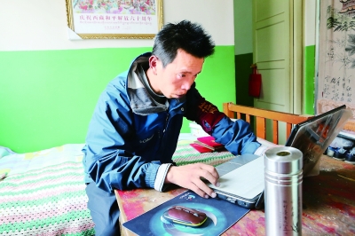宋玉剛老師認真地在電腦上查資料。西藏商報記者 盧明文攝影.jpg