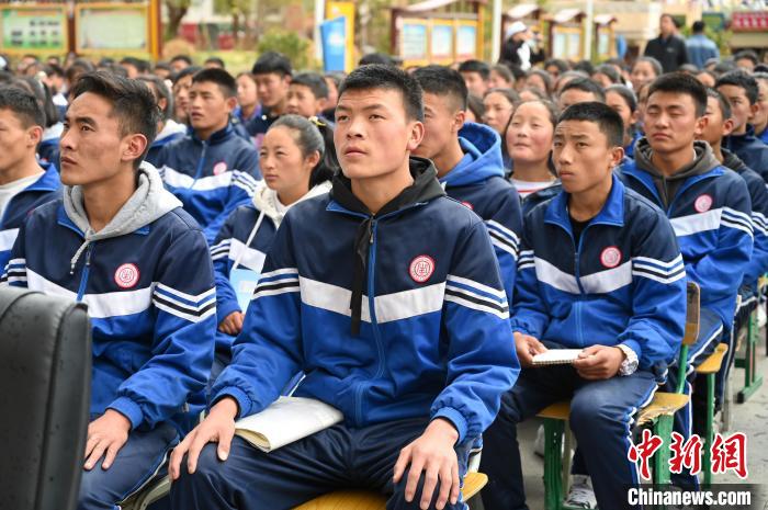圖為昌都市第五高級(jí)中學(xué)學(xué)生參加授課?！≮w朗 攝