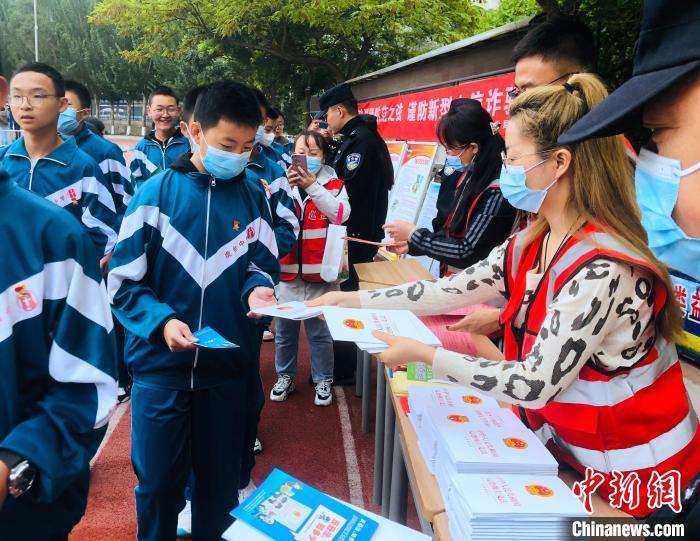 圖為西寧市法制宣傳進校園?！∥鲗幨谐俏鲄^(qū)供圖