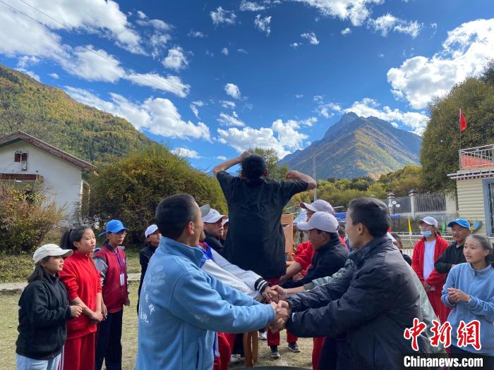 圖為學生們在西藏巴松措青少年活動營地開展趣味活動?！∥鞑厍嗌倌陮嵺`教育基地供圖