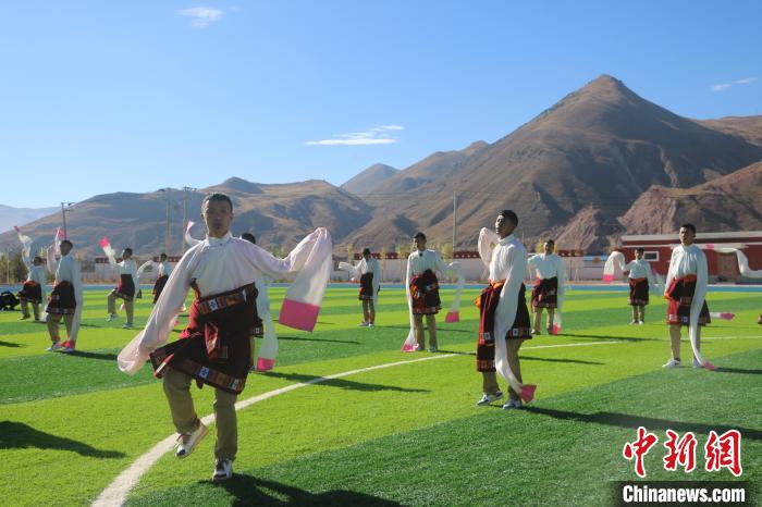 圖為青海師范大學(xué)附屬玉樹(shù)實(shí)驗(yàn)學(xué)校學(xué)生在綠茵場(chǎng)跳起囊謙古舞—卓根瑪?！〕逃?攝
