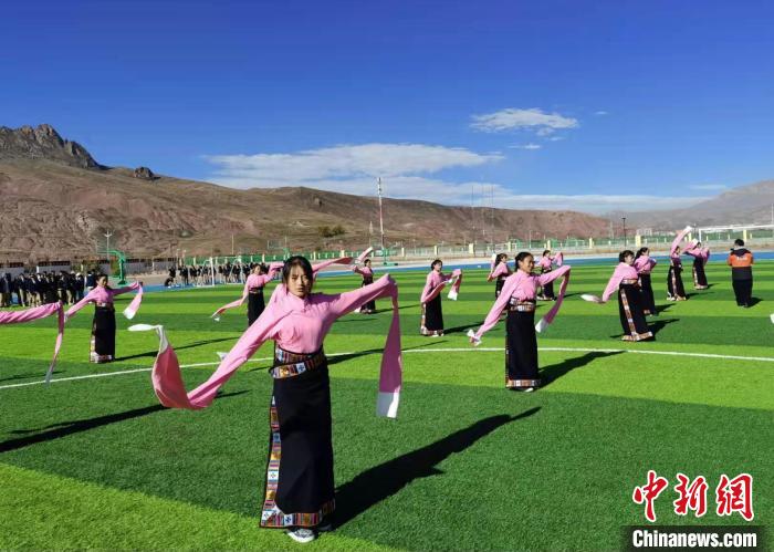 圖為青海師范大學(xué)附屬玉樹實(shí)驗(yàn)學(xué)校學(xué)生在綠茵場跳起囊謙古舞—卓根瑪?！“讋?攝