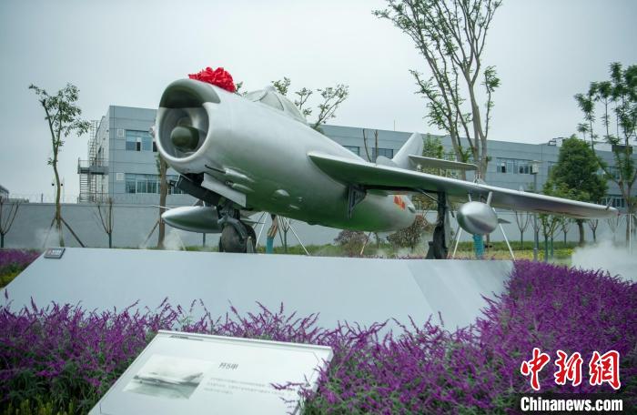 園林式戰(zhàn)斗機博物館內(nèi)展示的“殲5甲”飛機?！⒅铱?攝