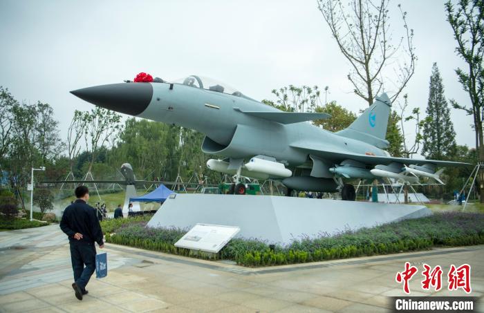 園林式戰(zhàn)斗機博物館內(nèi)展示的“殲10C”飛機。　劉忠俊 攝