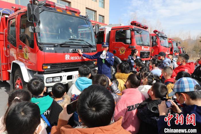圖為消防員向小朋友們講解消防車?！铨埥?攝