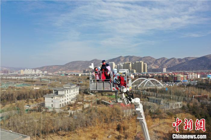 圖為小朋友在消防員的陪同下，體驗78米登高平臺消防車?！铨埥?攝