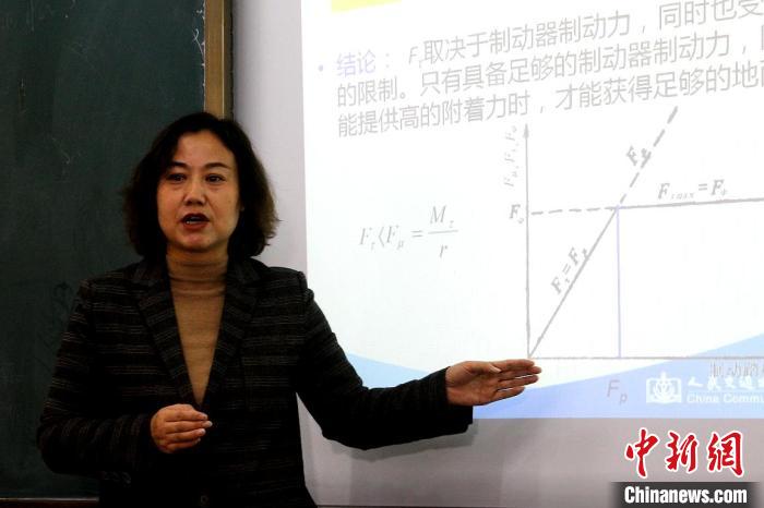 圖為李富香給學(xué)生上理論課。(資料圖) 青海省教育廳供圖