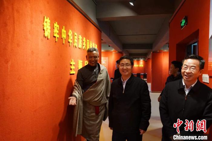 資料圖為參觀鑄牢中華民族共同體意識(shí)主題展?！『F龍 攝
