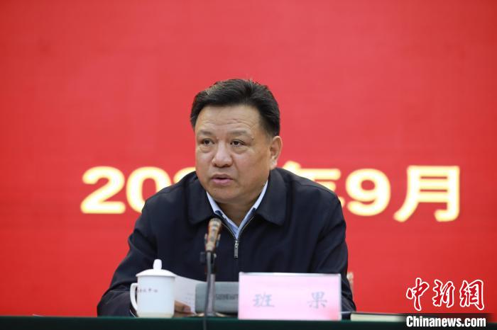 圖為青海省委常委、統(tǒng)戰(zhàn)部部長班果出席會議并講話?！『F龍 攝