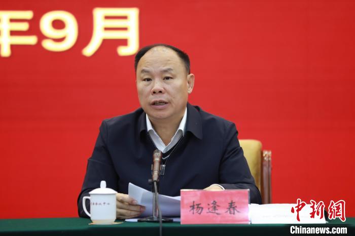 圖為青海省副省長楊逢春主持會議并講話?！『F龍 攝