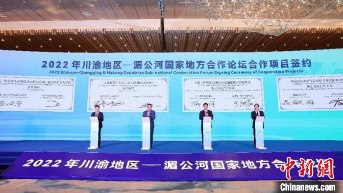 多個項目集中簽約。王宇 攝