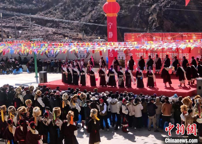 文藝活動全景?！∶⒖悼h委宣傳部供圖