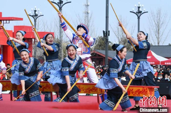 圖為廣西壯族打扁擔(dān)展演?！×赫赵?攝
