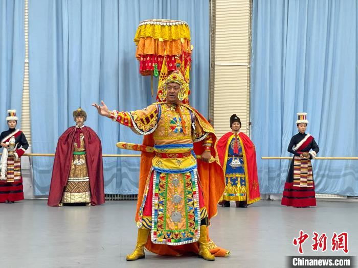 圖為格薩爾劇展演?！∠锴凡抛?供圖