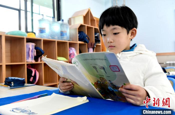3月14日，西藏拉薩市第一小學一年級六班學生丁增樂吉在閱讀藏語課本?！±盍?攝