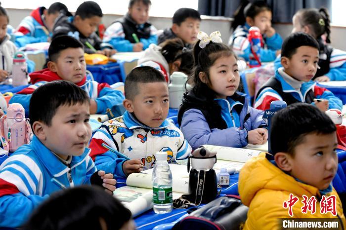 3月14日，西藏拉薩市第一小學一年級六班學生正在上藏語文課?！±盍?攝