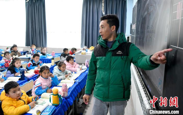 3月14日，西藏拉薩市第一小學(xué)藏語(yǔ)文老師拉巴次仁在課堂上?！±盍?攝