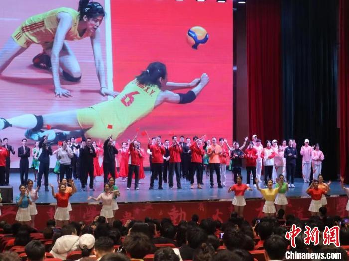 2023年全國(guó)青少年女排集訓(xùn)閉幕式現(xiàn)場(chǎng)?！√旖蝮w育學(xué)院供圖
