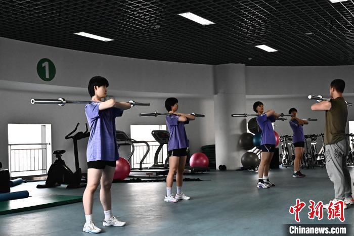 圖為全國(guó)青少年女排在天津進(jìn)行集訓(xùn)?！√旖蝮w育學(xué)院供圖