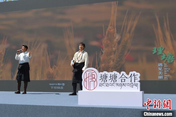 “康巴漢子”現(xiàn)場(chǎng)獻(xiàn)唱?！≈炝杞?攝