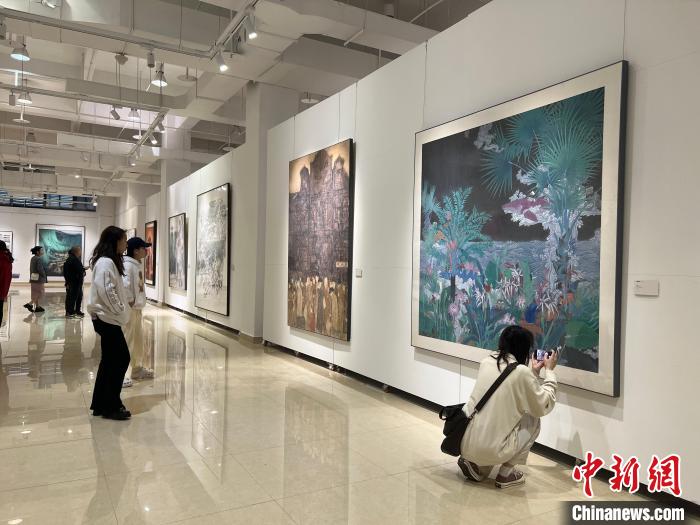 圖為全國青年教師中國畫學(xué)術(shù)邀請展吸引學(xué)生觀展。　鐘旖 攝
