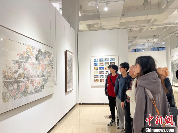 圖為全國青年教師中國畫學(xué)術(shù)邀請展現(xiàn)場?！＄婌?攝