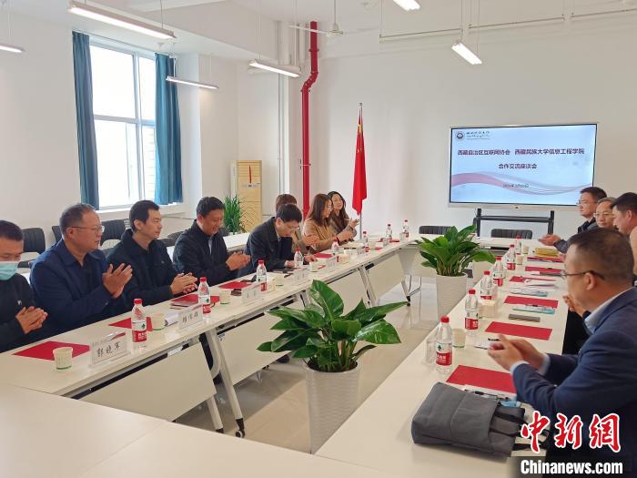 圖為座談會(huì)議現(xiàn)場(chǎng)。　格桑 攝