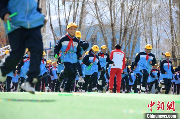 圖為學(xué)生在跳繩教練齊景龍的指導(dǎo)下做準(zhǔn)備運(yùn)動。　貢嘎來松 攝