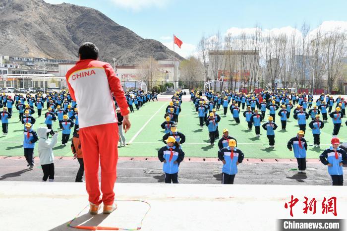 圖為學(xué)生在跳繩教練齊景龍的指導(dǎo)下做準(zhǔn)備運(yùn)動?！∝暩聛硭?攝